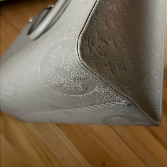 Authentic Louis Vuitton Turtledove Giant Monogram On the Go MM Tote - Picture 12 of 16